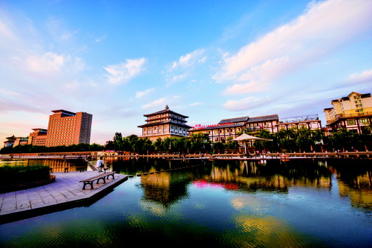 近年来,敦煌市投资4000余万元对沙州乐园,市政广场,党河风情线等绿地