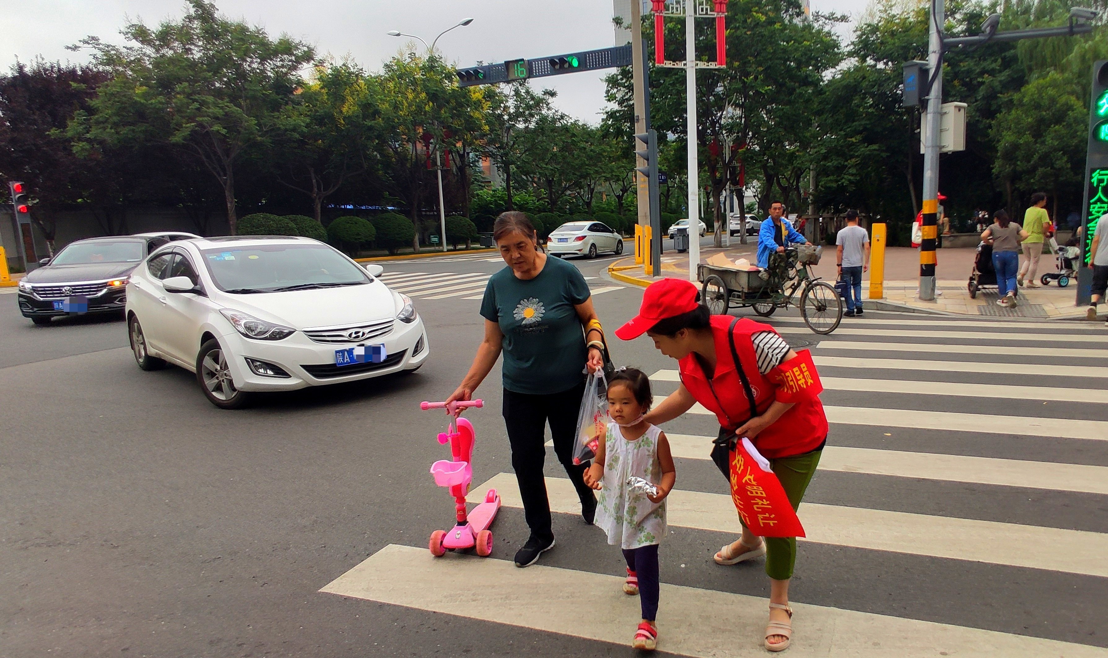马晓琴引导老人和孩子过马路