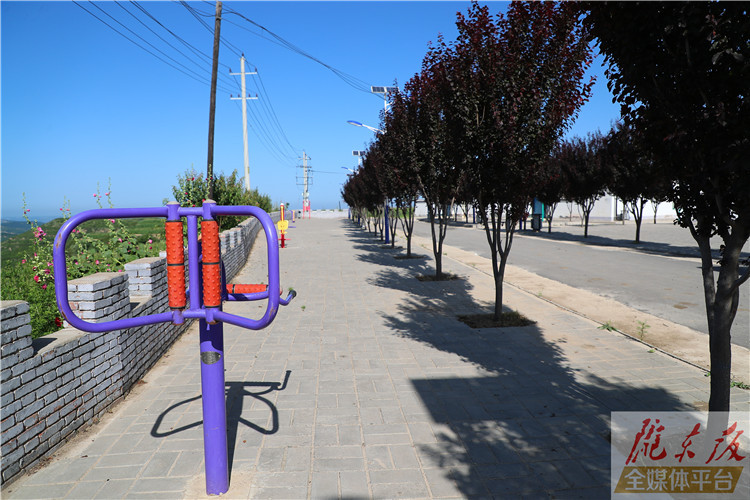 水泥路通门口 龙咀子村大变样