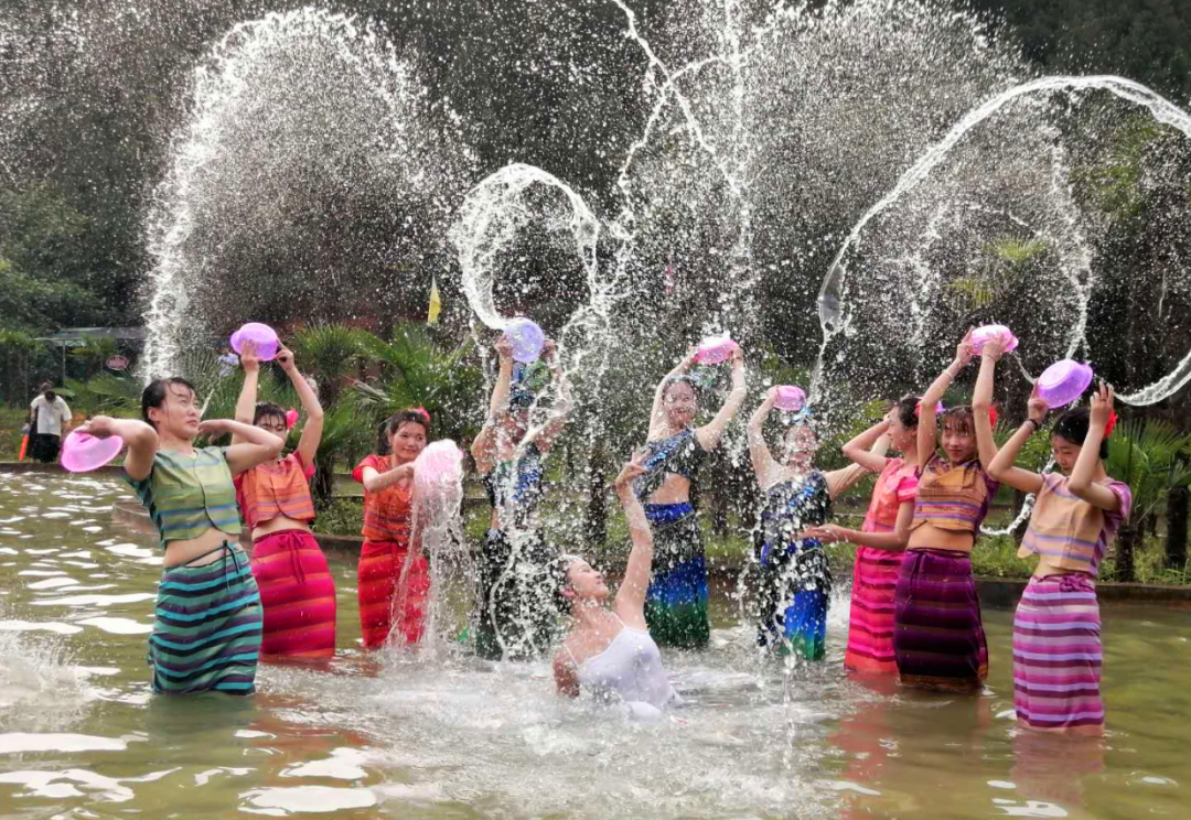 孔雀美女和傣族少女玩的开心