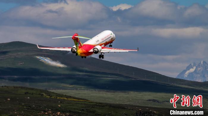 中国国产客机ARJ21在全球海拔最高民用机场完成专项试验试飞。　王脊梁摄