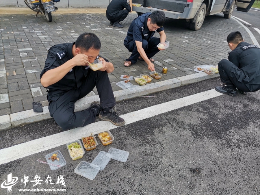 警察在路边吃饭图片
