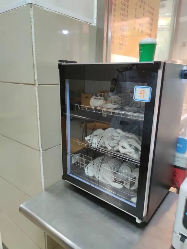 消毒柜容量较小后厨内苍蝇较多.