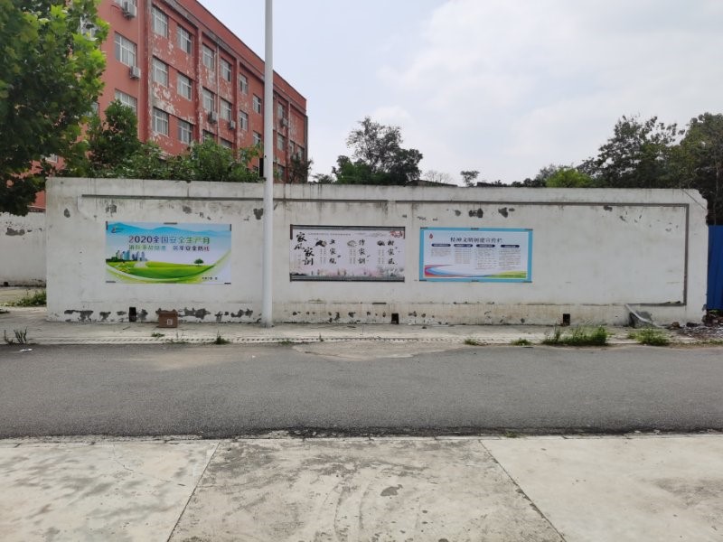 原宣传栏整改后换成了公益广告。巩义市委外宣办供图