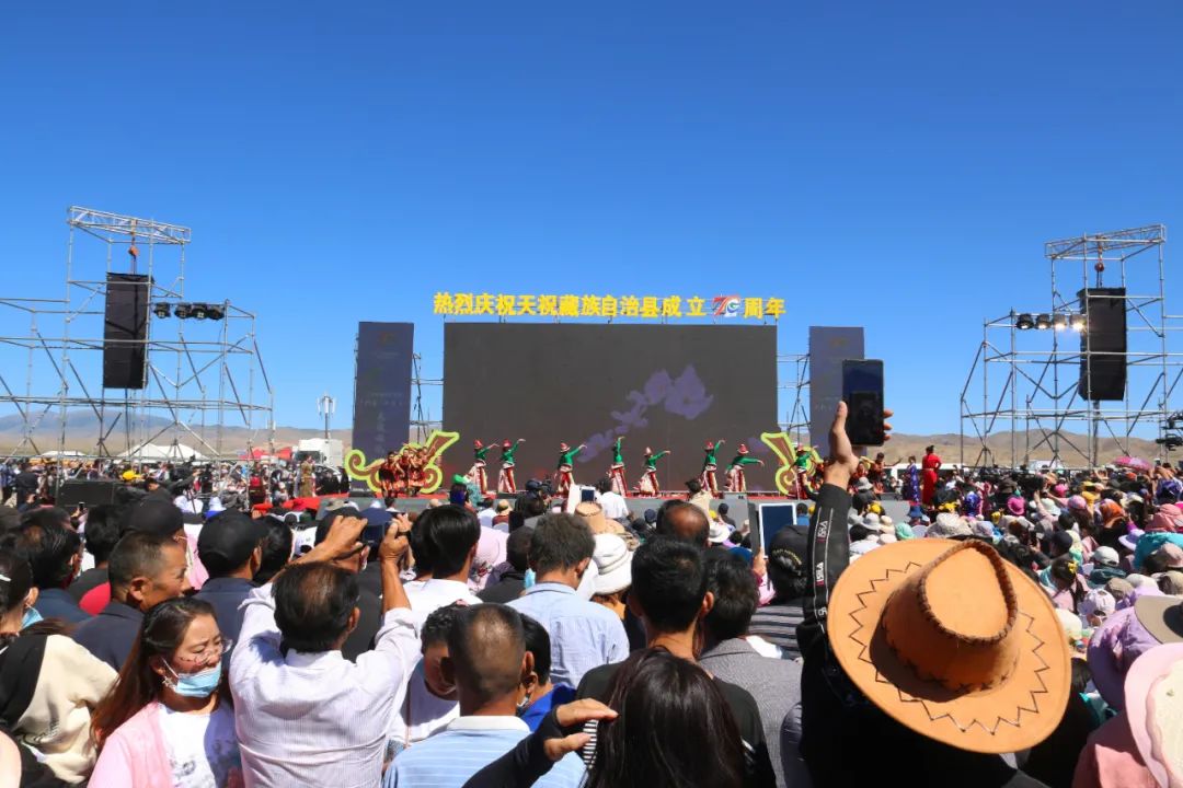 夏日草原，天祝赛马大会盛况空前