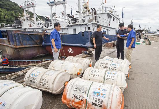 构筑渔民海上安全防线宁波开展救生筏集中抛投试验 浙江频道 凤凰网