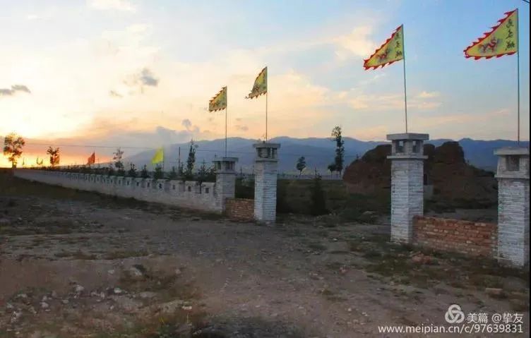 夕阳下的新筑景城墙