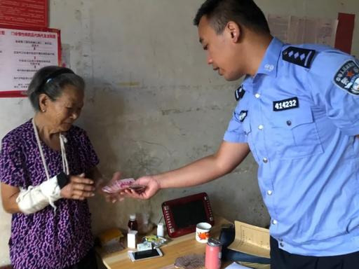 固始法院执行干警雨天送款解民忧_河南频道_凤凰网