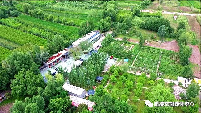 快速通道驱车二十分钟,掩映在红花绿柳之间的海月湾农庄就映入了眼帘