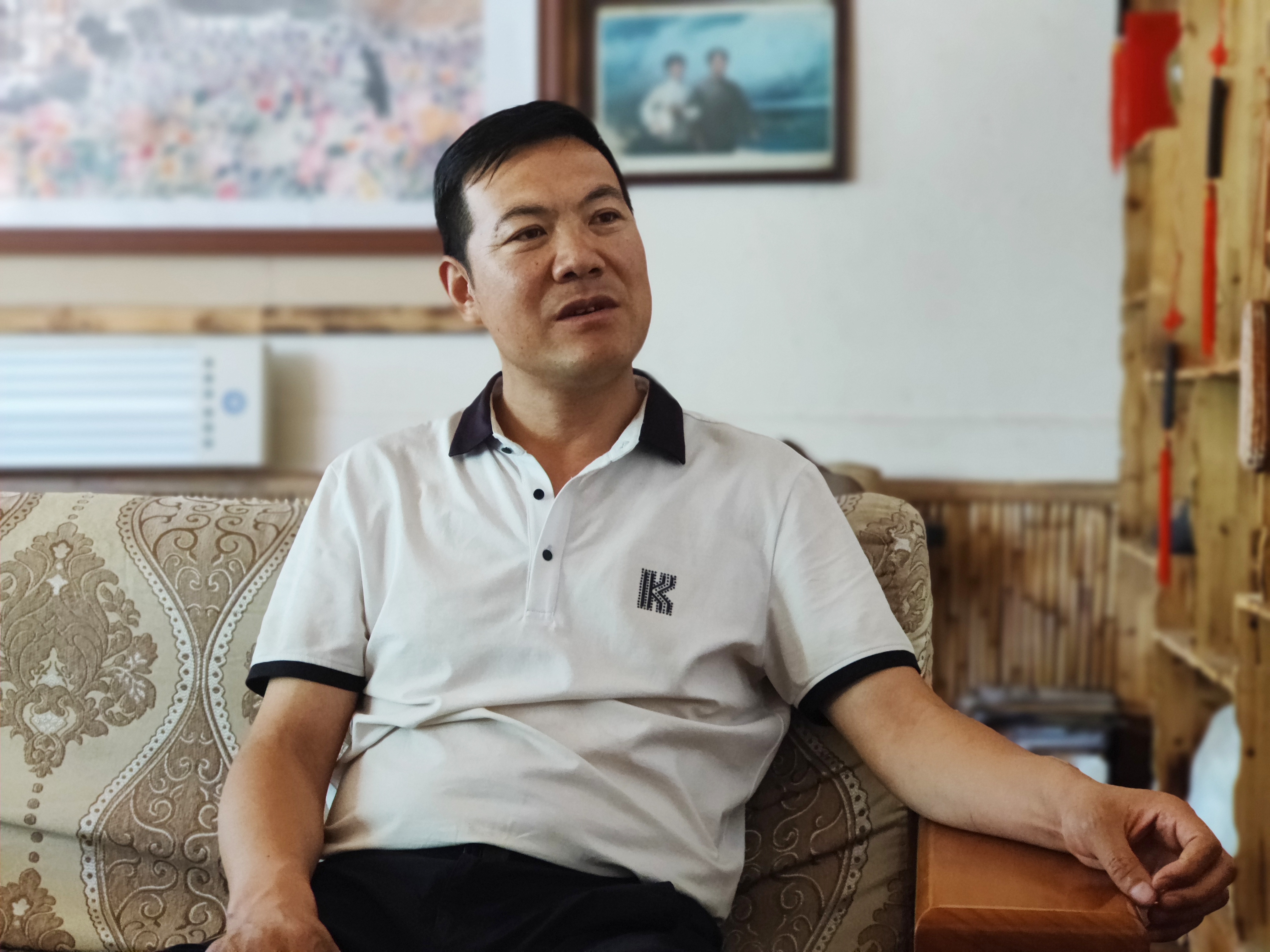 甘肃省人大代表李胜高麦收时节,在永昌县新城子镇民俗文化记忆馆一间