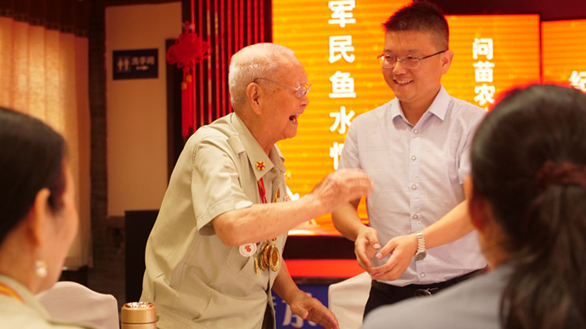 问苗农业科技公益活动暖军心表真情