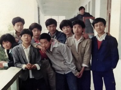 初二时,蒋忠与同学们的合影,右一为蒋忠,后排左一为周大伟。受访者供图