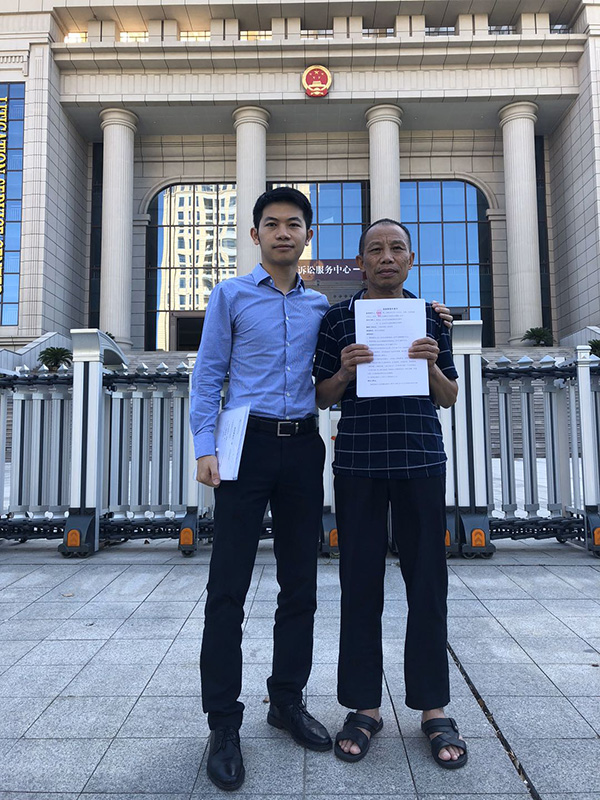 2018年7月18日,刘长律师和李锦莲在江西高院递交国家赔偿申请.