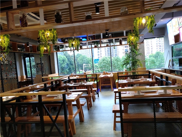 一进店,就被店内环境吸引,清爽的就餐环境,区别于露天的烧烤摊,室内