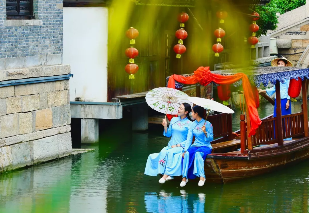 台儿庄古城温婉船妹子轻楫摇橹船