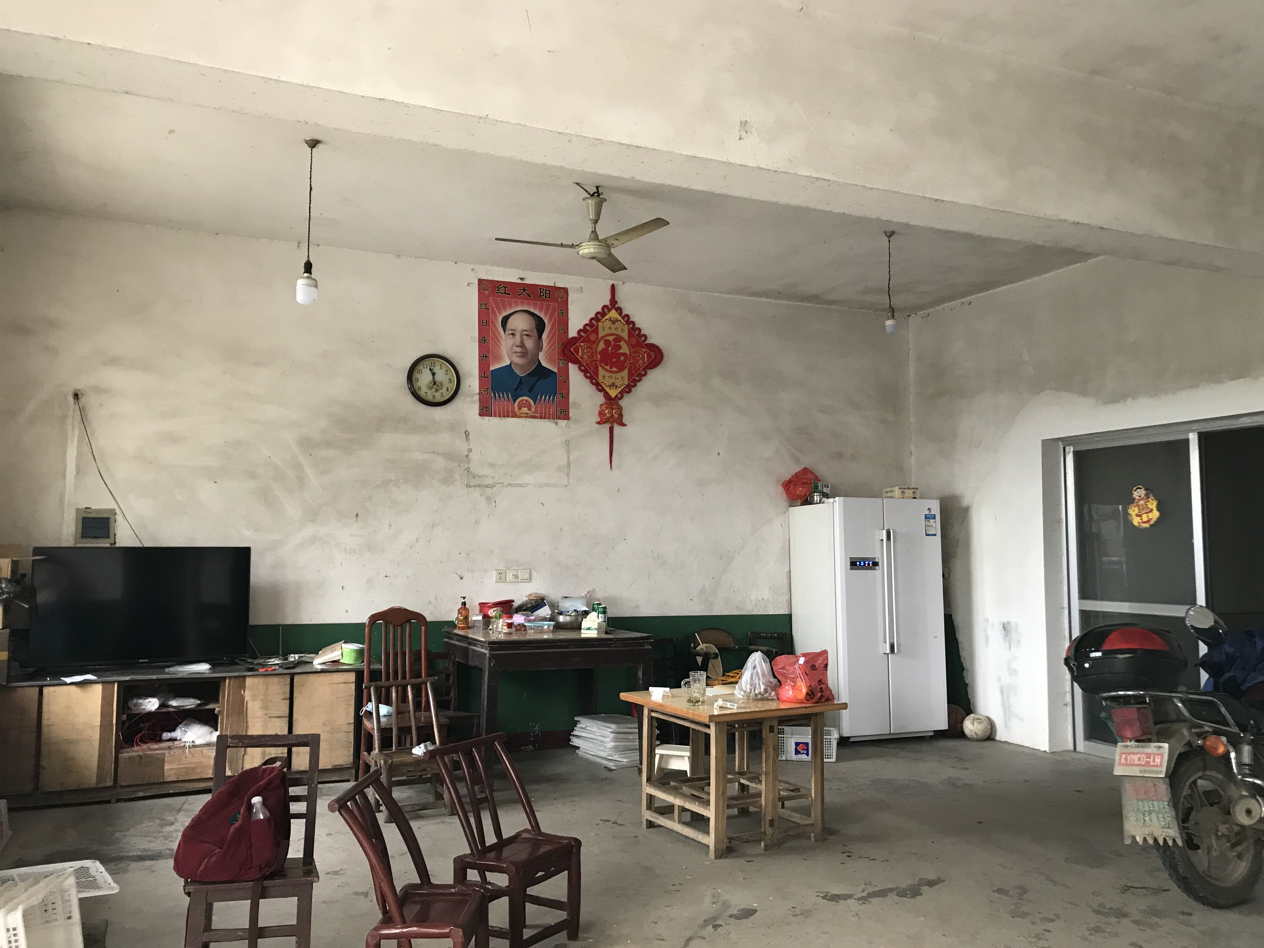 7月20日,蒋忠家的堂屋里空空荡荡。除了电视和冰箱,几乎没什么像样的家电。新京报记者张惠兰摄