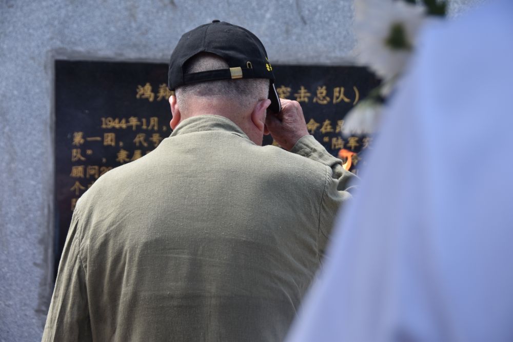抗战老兵谢慈友向纪念碑脱帽鞠躬。新华社记者 白田田 摄