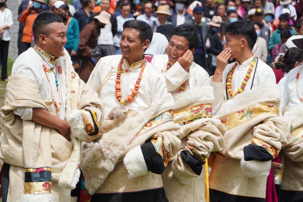 ↑8月12日，演员在开幕式现场准备演出。