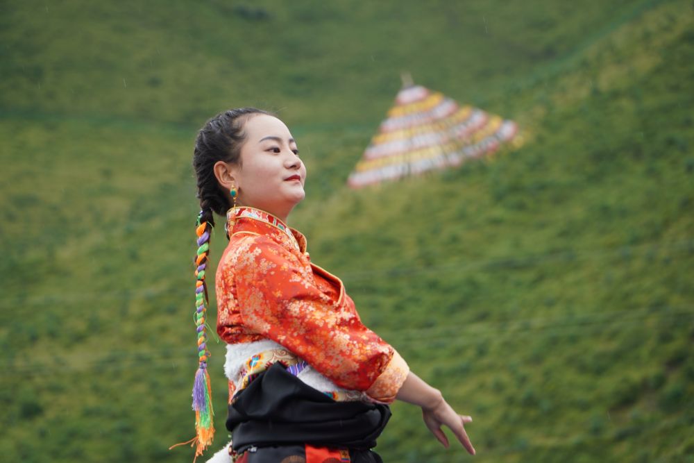 ↑8月12日，演员在开幕式上表演民族舞蹈。