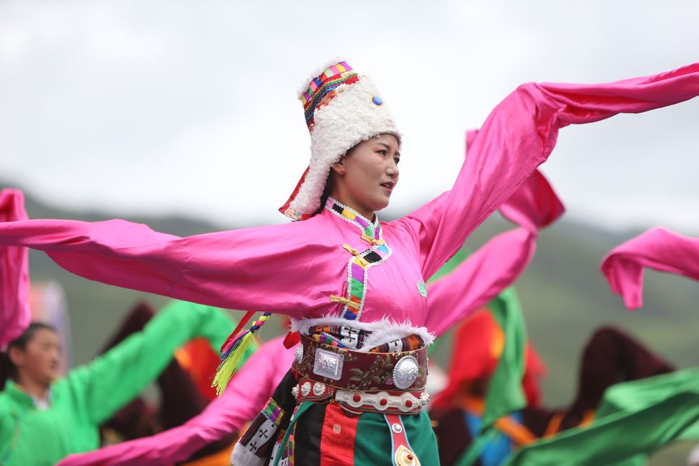 ↑8月12日，演员在开幕式上表演舞蹈。