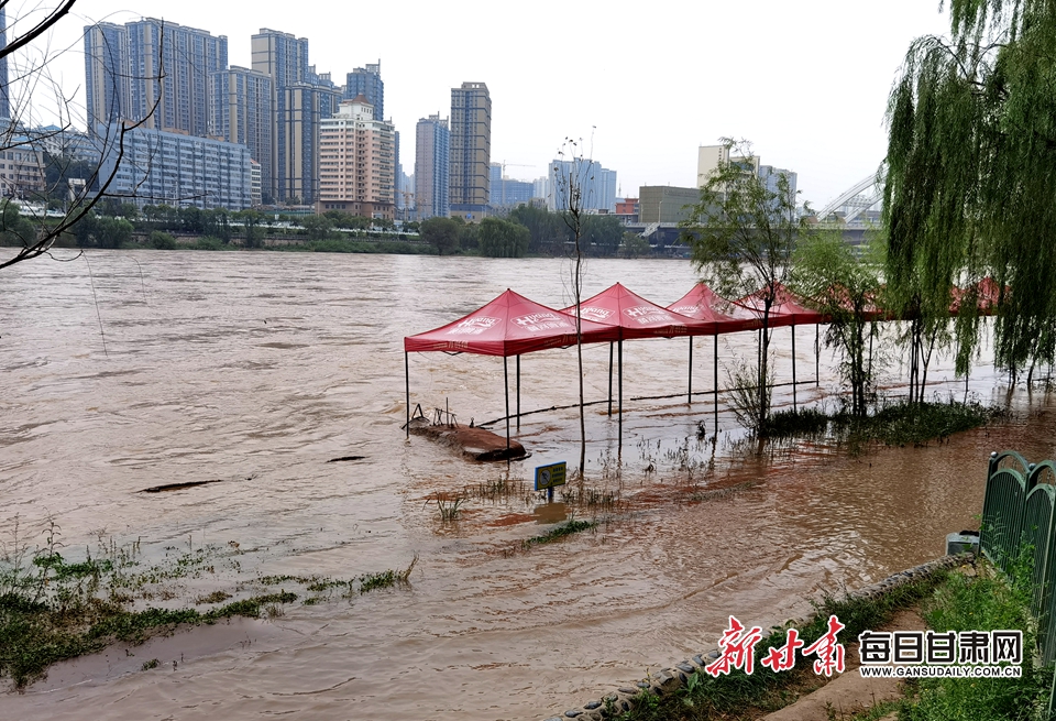 沿河茶摊被水淹没