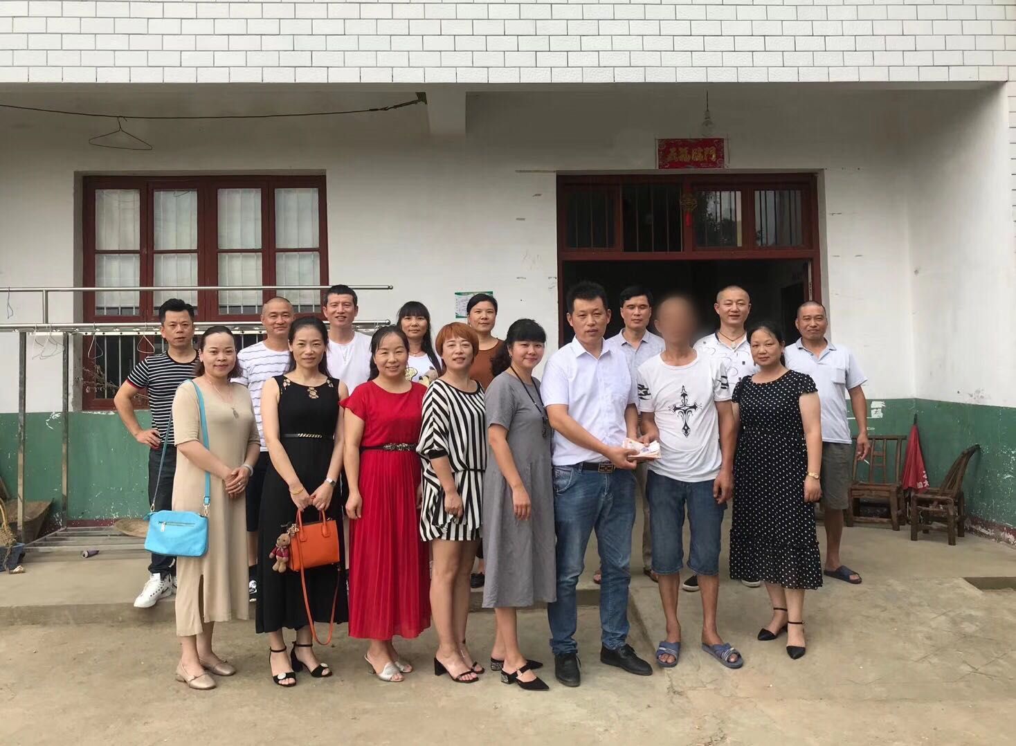 2018年6月,蒋忠的同学们带着善款到蒋忠家探望。前排右二为蒋忠。受访者供图