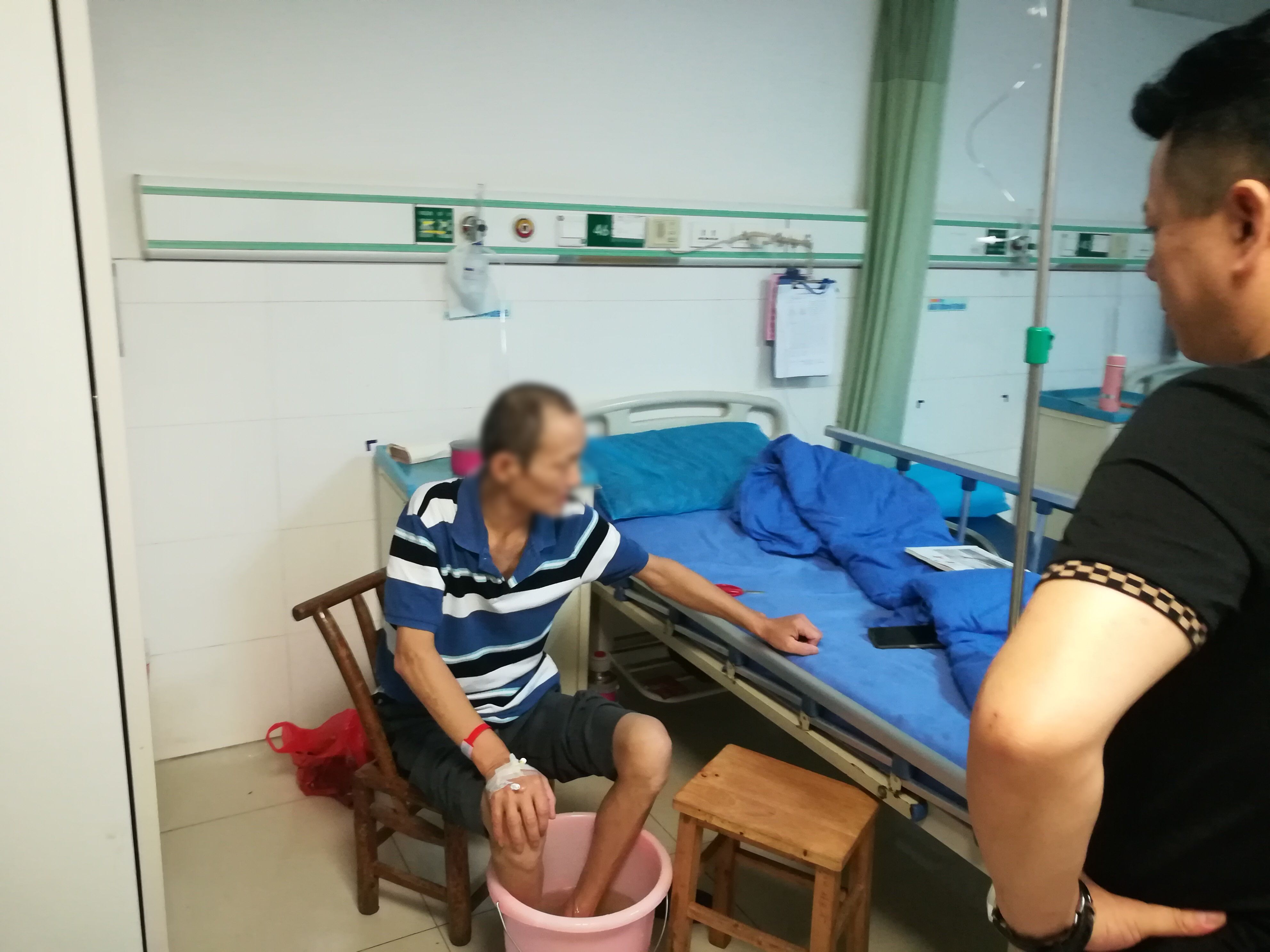 2019年,同学代表到医院看望蒋忠。受访者供图