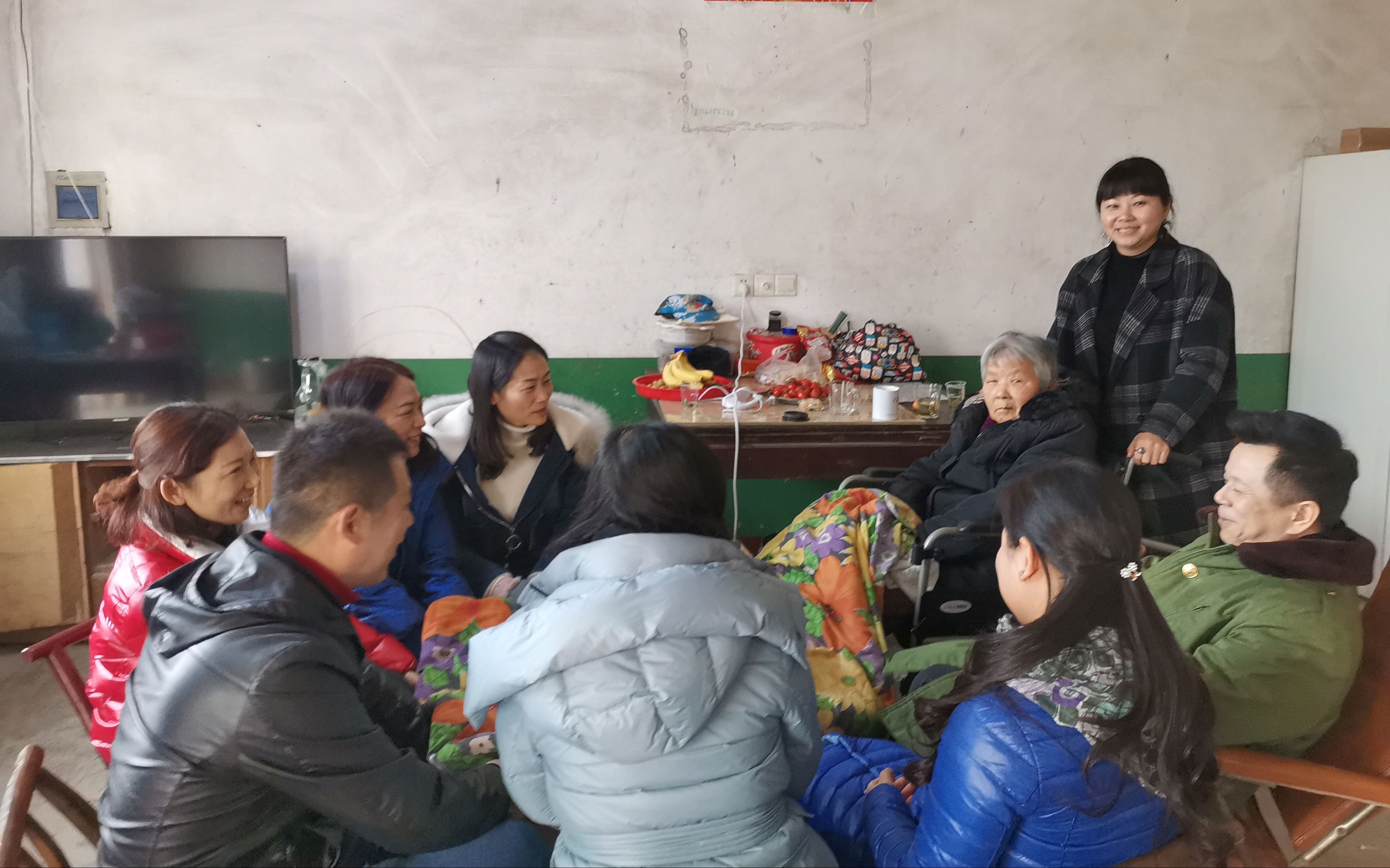 2019年12月,十几名同学到蒋忠家陪老人过早年。受访者供图