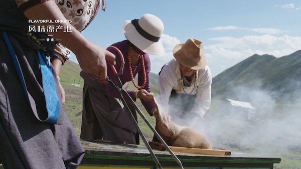 甘南藏族在制作羊肉“道食合”