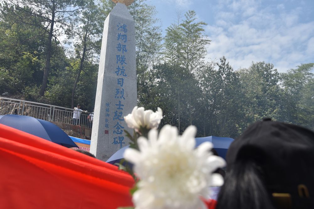 “鸿翔部队抗日烈士纪念碑”揭幕。新华社记者 白田田 摄