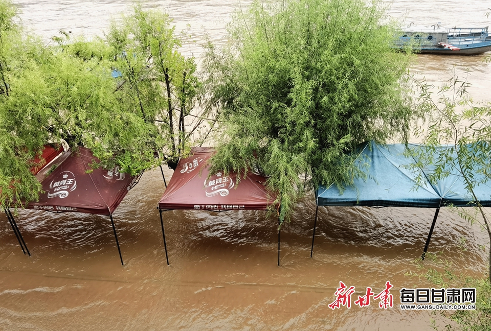 5天前曾恢复营业的茶摊，再度深陷水中。