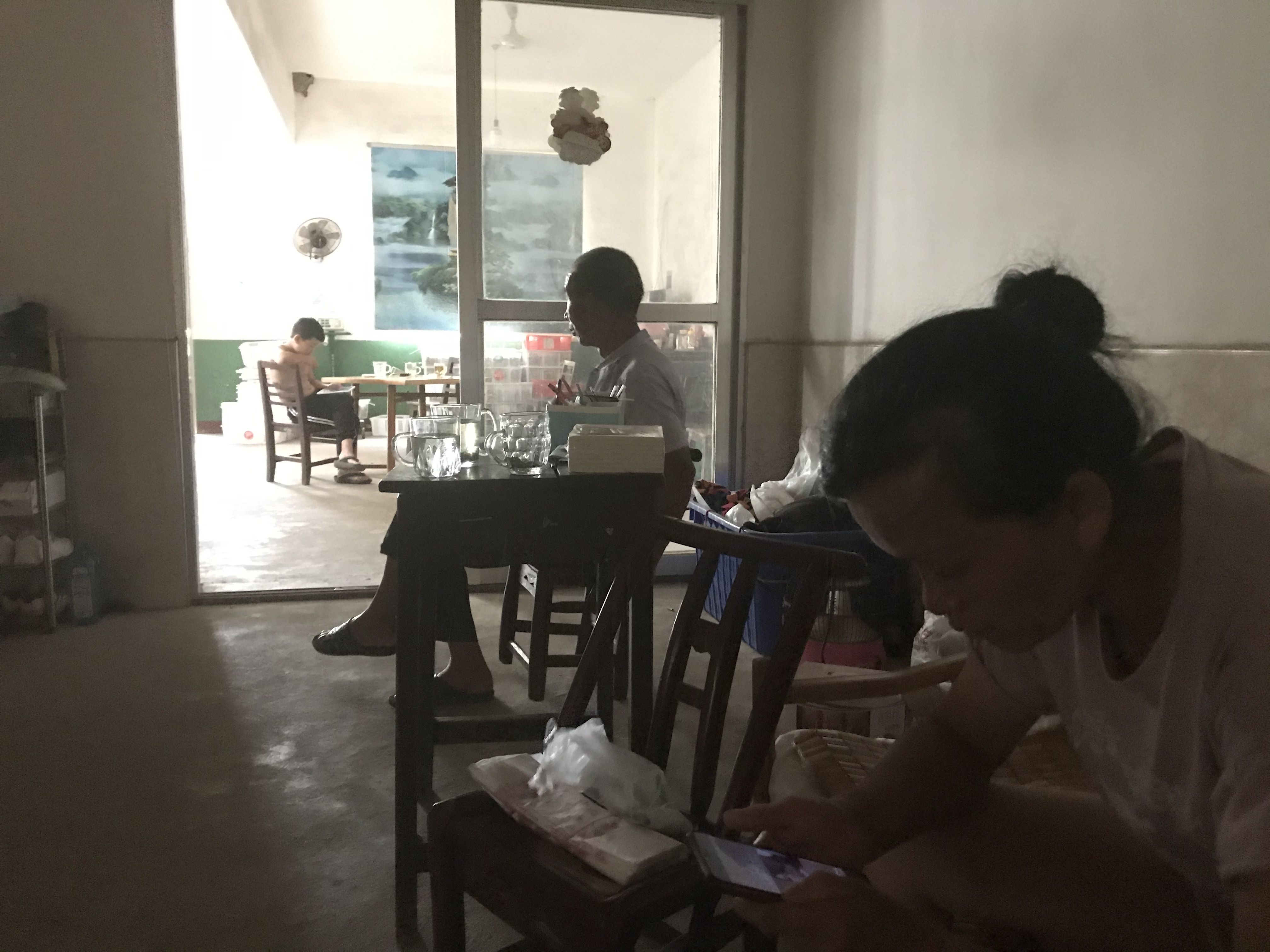 7月26日下午,王献萍和儿子小晨在家,中间为蒋忠的堂兄。新京报记者张惠兰摄