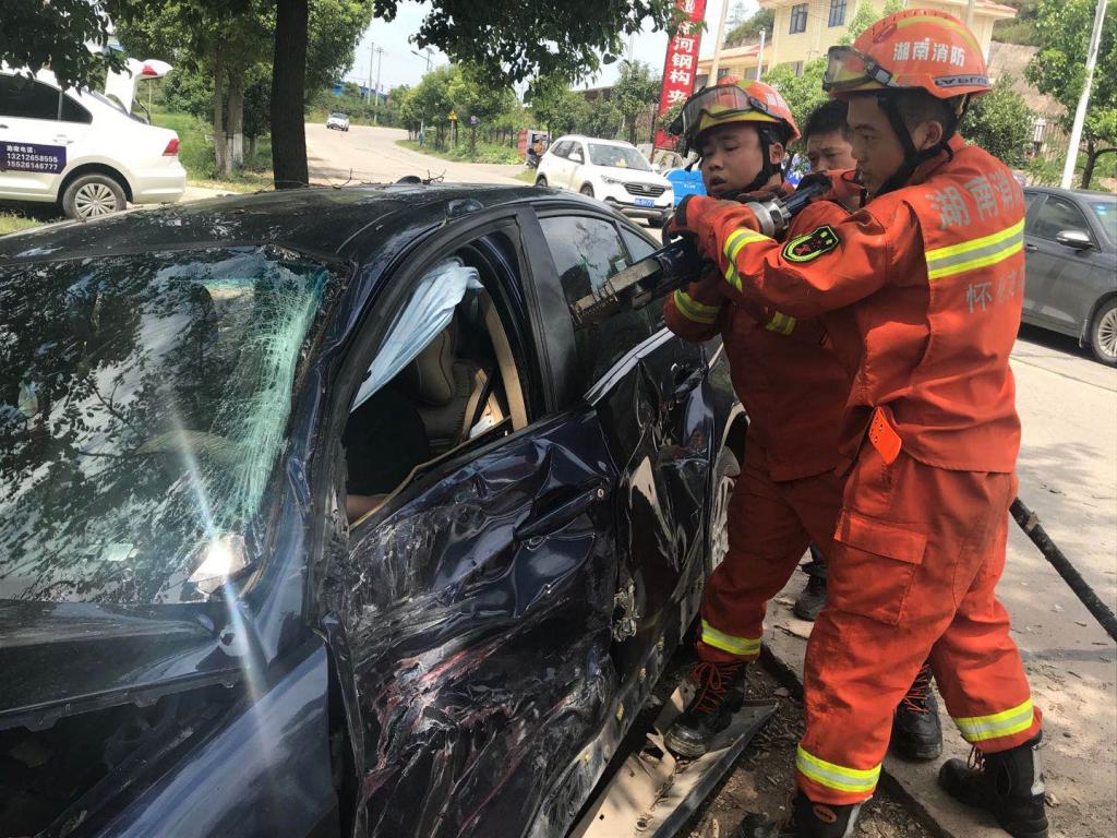 被货车撞向路边大树 消防火速处置_湖南频道_凤凰网