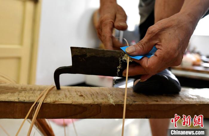 陈建德正在加工编织竹制品的竹篾。叶秋云摄