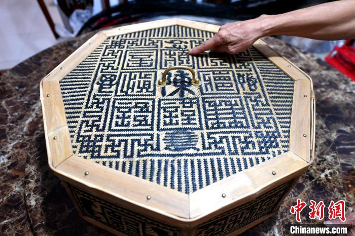 陈建德创作的带有家规家训的竹制桌罩。叶秋云摄