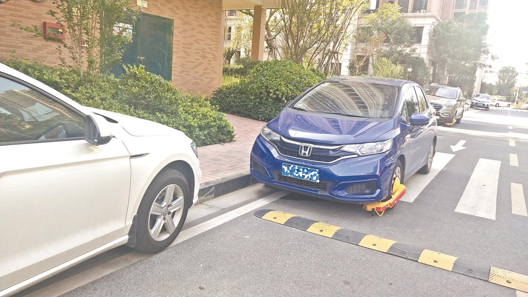 业主车辆频繁被锁小区物业之举引来质疑_湖北频道_凤凰网