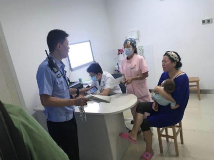 一岁男孩手指被夹伤 经开交警14分钟紧急送达治疗_陕西频道_凤凰网