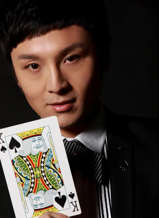 傅琰东曾跟着父亲上了央视春晚六七次,是现今国内学历最高的青年魔术