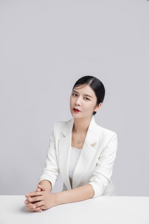 安徽著名主持人张影主持助力"星光艺术为你筑梦"主题慈善晚会