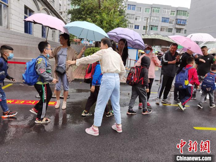 感动！百余名教师用“伞阵”为学生撑起一片晴空