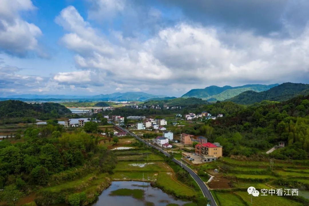 航拍江西武宁官莲乡东山村乡村旅游助力脱贫致富