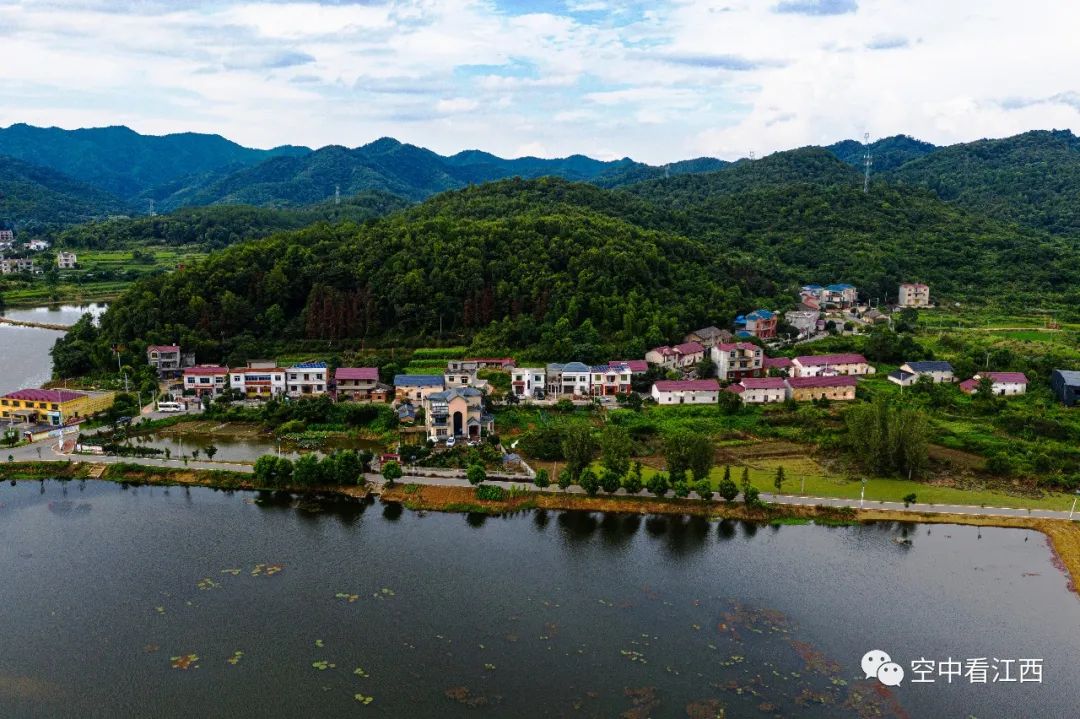 航拍江西武宁官莲乡东山村乡村旅游助力脱贫致富