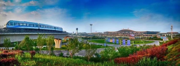 中国首条国产中低速磁悬浮连通长沙黄花国际机场与高铁。