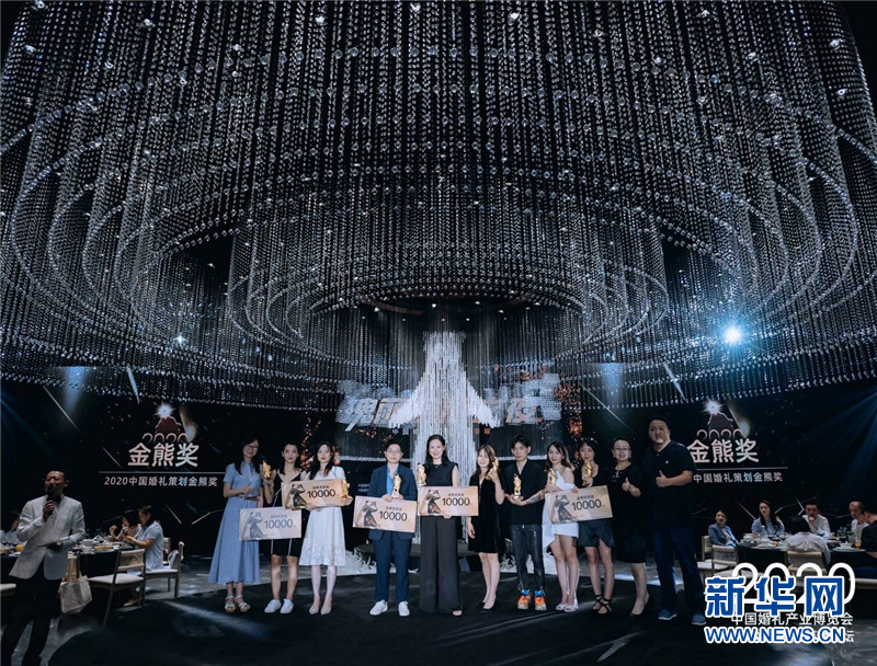 金熊奖获得者们在颁奖典礼上迎来自己的高光时刻.新华网发