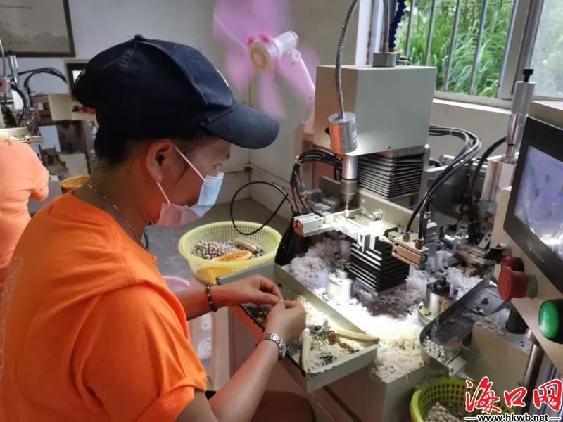 工厂原有的佛珠加工生产线.