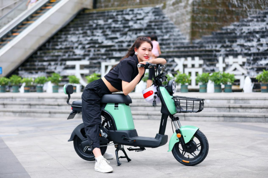 (图注:爱玛豪锂电动车)