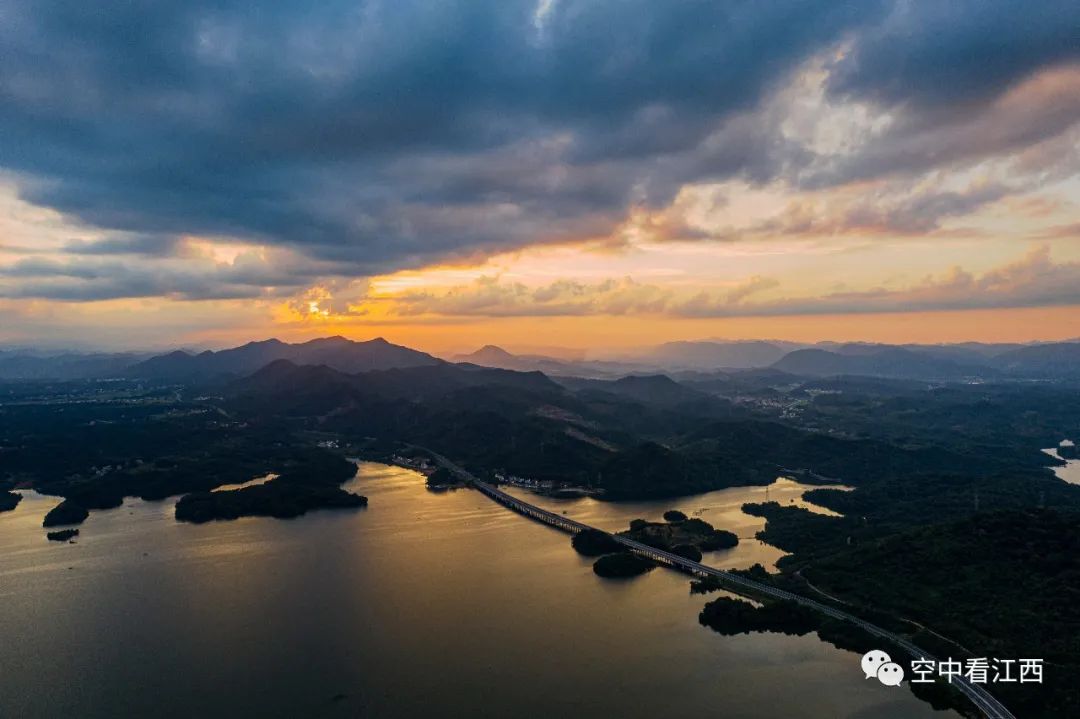 航拍江西武宁官莲乡东山村乡村旅游助力脱贫致富