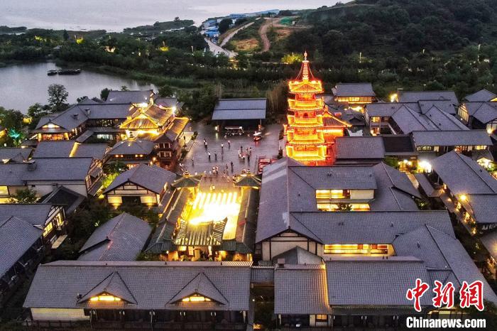航拍无锡灵山小镇拈花湾"华灯初上"