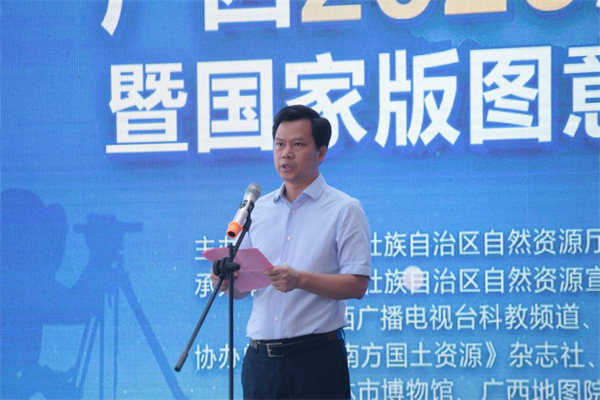 玉林市人民政府党组成员,副市长邹宇鹏致辞