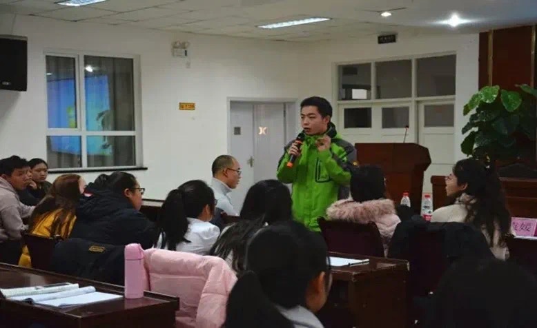 刘继在新疆师范大学青年政治学院上课。图片来源：北京大学官方微信